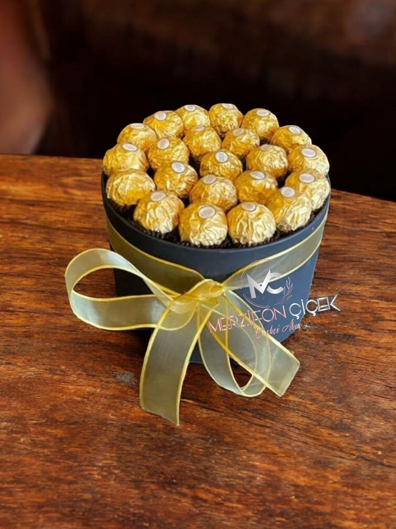 Kutu içinde Ferrero rocher çikolata arajmanı